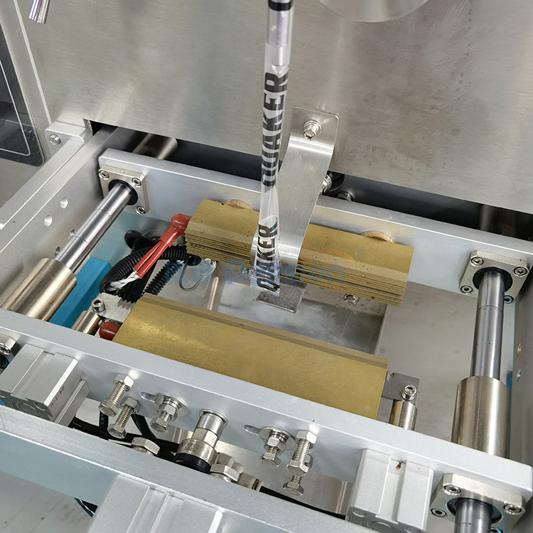 Liquid packaging machine (6)